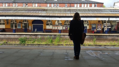 Girlwaitingforthetrain2563a209ae8606